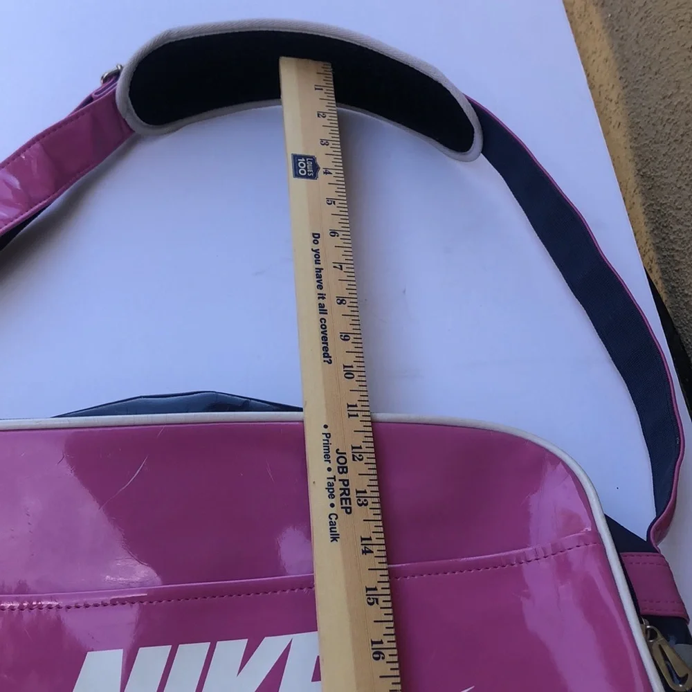 Vintage rare swoosh Nike messenger bag in pink